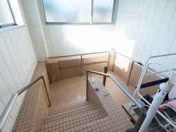 浴室の手すりや床の様子