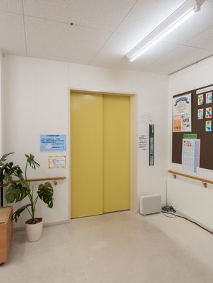 黄色い扉の壁面
