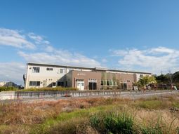 施設の外観を捉えた景色