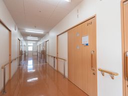 明るく清潔な廊下