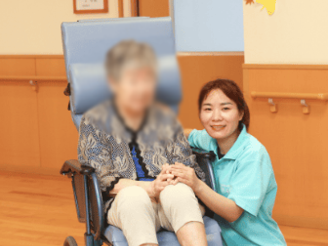 車椅子サポートの様子 ダイニングルーム スタッフが利用者様をサポートする温かい雰囲気です。アットホームな職場で働けます。