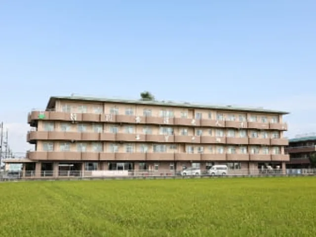 青空の建物外観 外観 広大な自然に囲まれた開放感あふれる建物です。居住地の静かで快適な環境が魅力です。