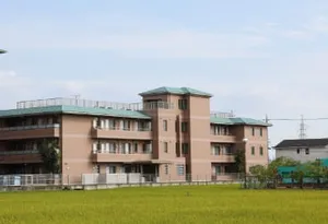 広々とした建物外観