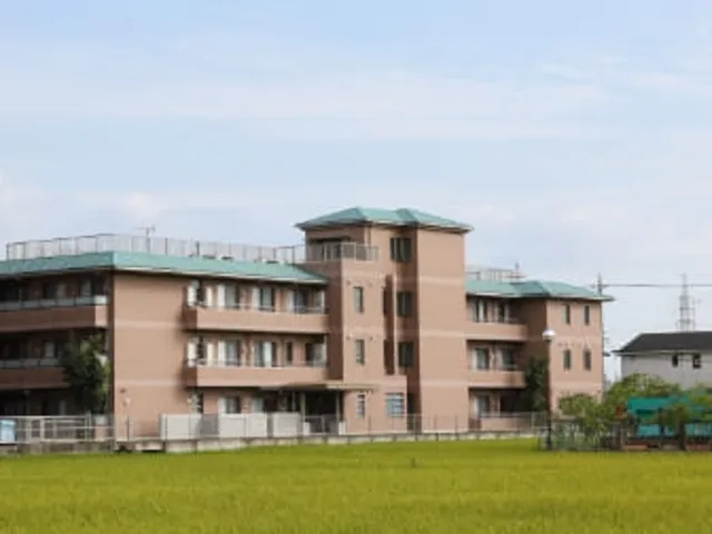 広々とした建物外観 外観 緑に囲まれた落ち着いた環境の中、ゆったりと過ごせる建物です。静かな場所で働きたい方におすすめです。