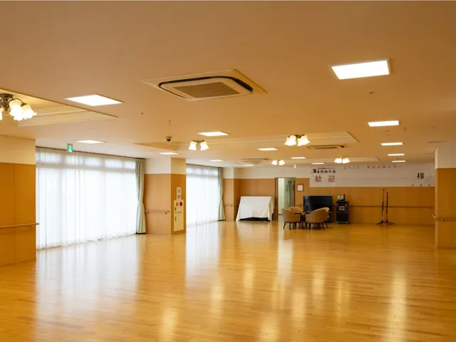 明るい多目的室 多目的室 広々とした明るい空間では、さまざまな活動が可能です。自然光が豊かに差し込む設計です。