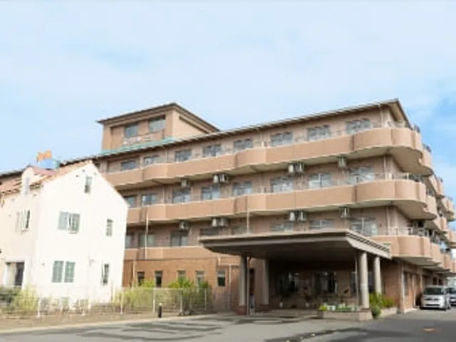 優しい色合いの建物外観 外観 温かみのあるデザインが特徴の建物です。広いエントランスが訪れる人を迎えます。