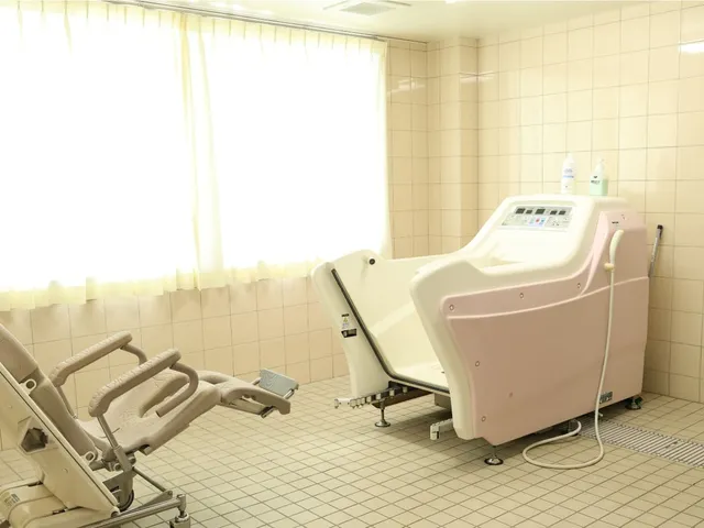 明るい浴室の設備 浴室 自然光が入る明るい空間で、利用者の安全を考えた設備が整っています。リラックスしやすい環境です。