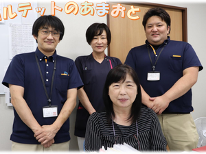 スタッフが並ぶ室内  