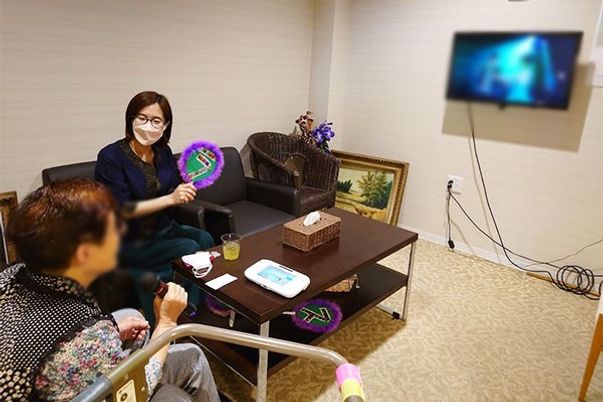 リビングで団らんする様子