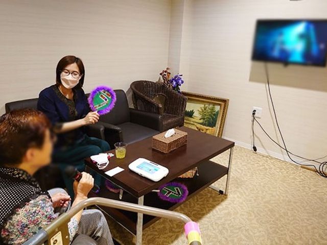 リビングで団らんする様子 リビング 快適なソファで入居者同士が楽しく談笑しています。温かい雰囲気でくつろげる空間です。
