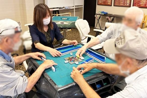 テーブルでゲームを楽しむ様子