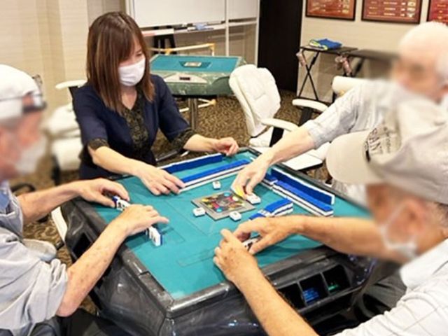 テーブルでゲームを楽しむ様子 多目的室 多目的室では、職員と利用者が一緒にテーブルゲームを楽しんでいます。リラックスした雰囲気で交流が図れます。