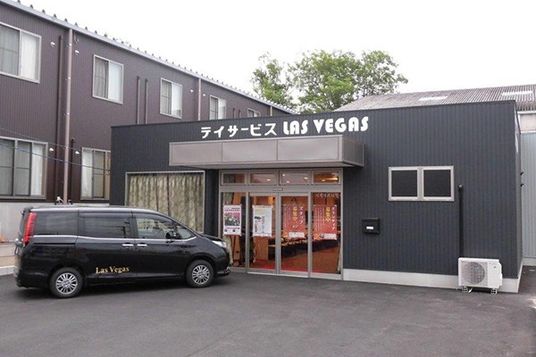 黒い外観の建物前