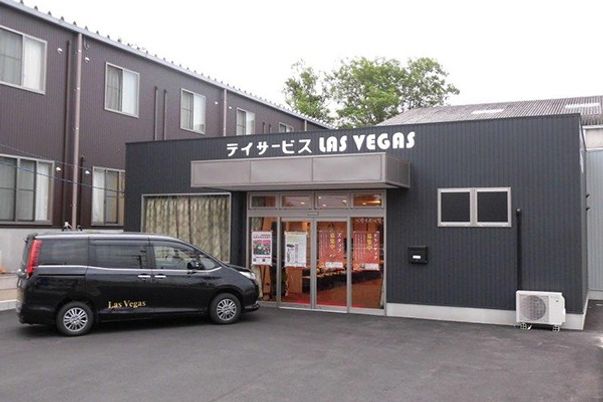 黒い外観の建物前