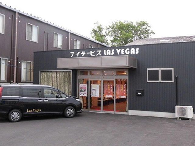 黒い外観の建物前 外観 落ち着いた色合いの建物で、訪れる方を優しく迎え入れる雰囲気があります。