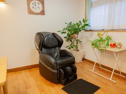 リラックスチェアと観葉植物