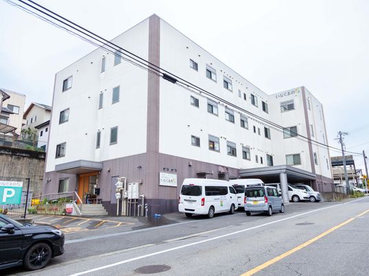 白と茶色の建物外観