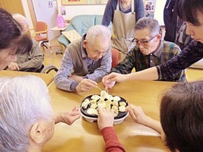 共同で料理活動する様子