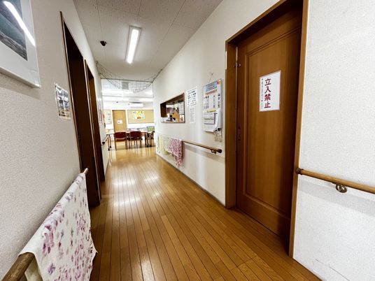 木の床の廊下