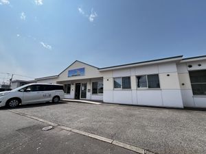 白い建物の外観