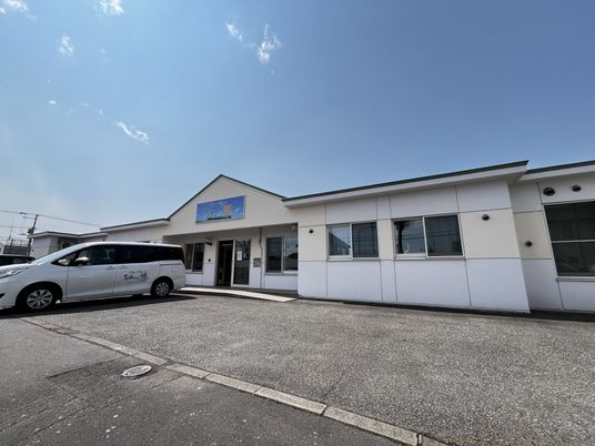 白い建物の外観