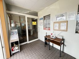 掲示物と手指消毒剤のある入口