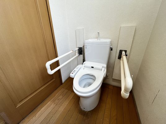 手すり付きのトイレ