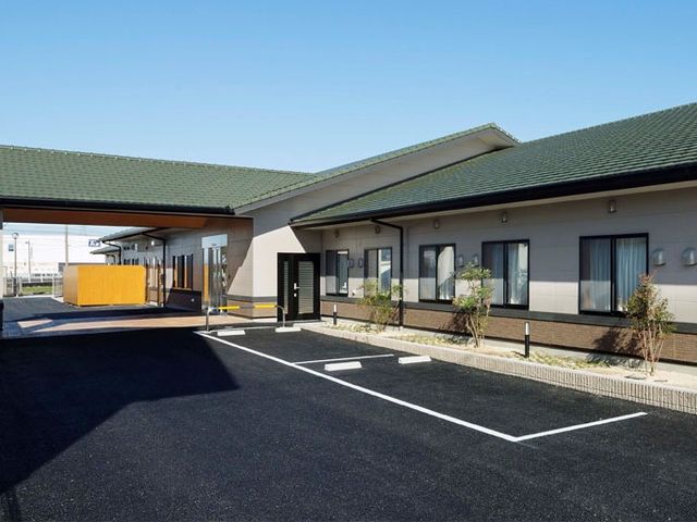 施設の外観 外観   明るい日差しの下、平屋建ての落ち着いた外観が見えます。ゆとりのある駐車スペースもあり、出入りしやすそうです。
