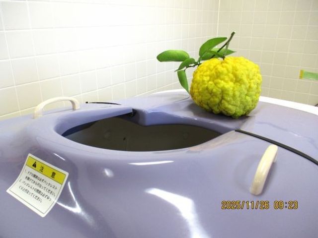 入浴機器の浴室 浴室   清潔感のある浴室で、入浴機器が設置されています。ゆったり使えそうなつくりで、支援しやすい環境がうかがえます。