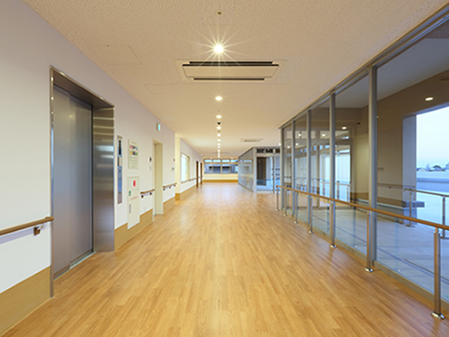 通路の様子 廊下 広々とした廊下には手すりが備え付けられ、安全な移動が可能です。明るく開放的な環境です。