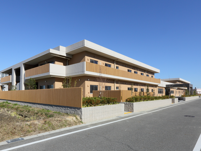 モダンな外観の建物 外観 開放的で明るい雰囲気が魅力の建物です。働きやすい環境を提供します。