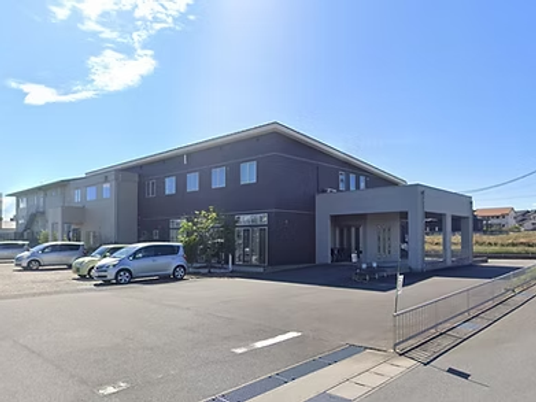 建物外観と駐車場  