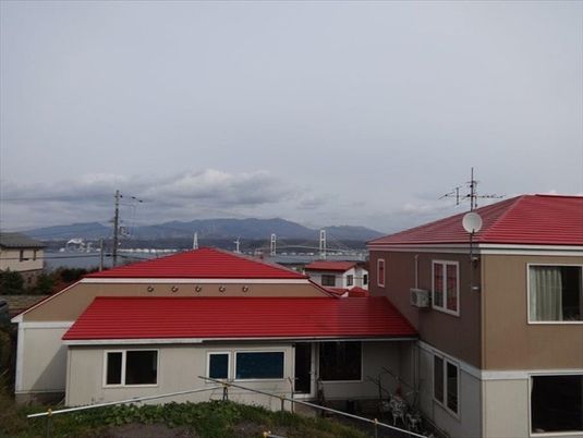 赤い屋根の建物外観  