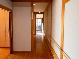 廊下の温もりある木目調