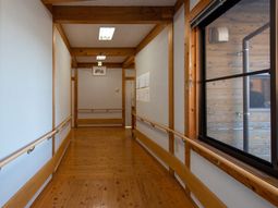 木目調の温かな廊下