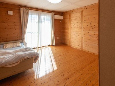 木目調の温かみのある居室
