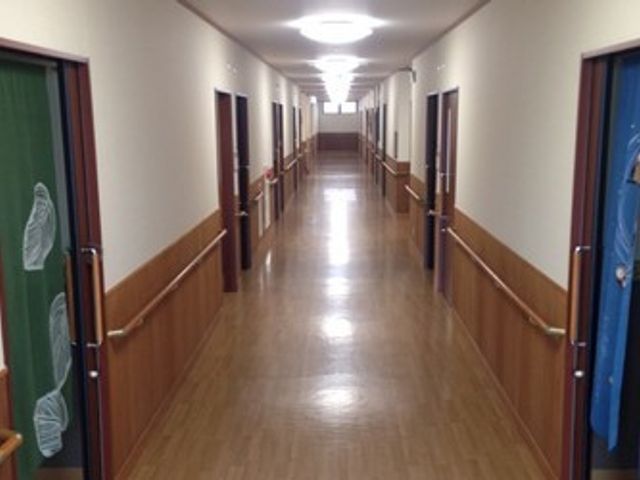 清潔感ある廊下 廊下 ゆったりとした通路は清掃が行き届き、安全で快適な移動が可能です。様々な居室へのアクセスも良好で、仕事の効率化も図れそうです。