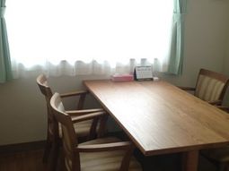 明るい食卓の様子