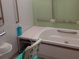 バリアフリー設計の浴室