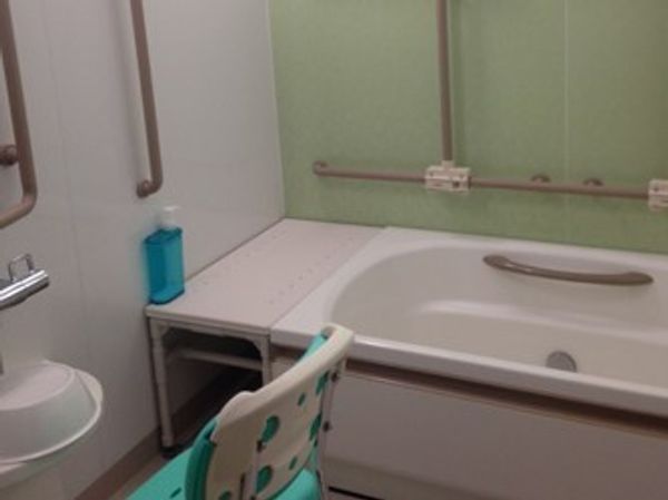 バリアフリー設計の浴室
