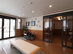 明るい待合室の風景