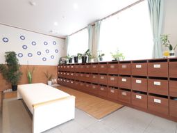 青い模様の壁と収納棚