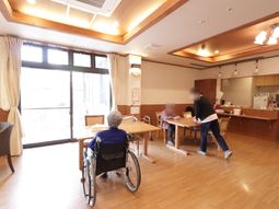 木目調空間の共有ダイニング