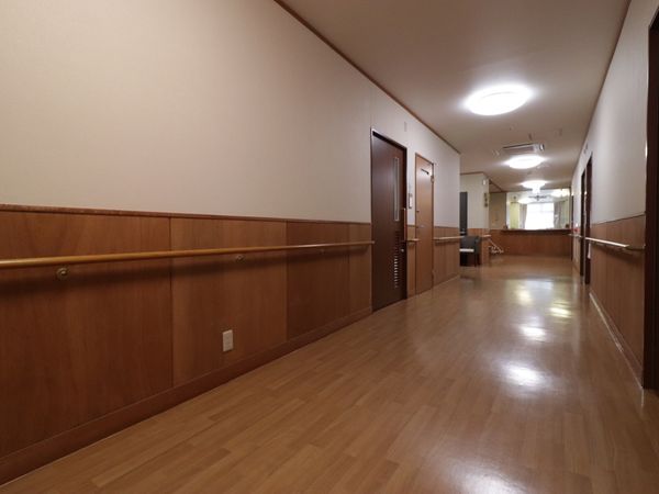清潔感のある施設の廊下