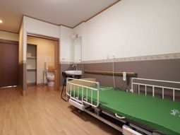 広々居室と手すりトイレ