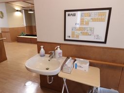 清潔な洗面所と案内板