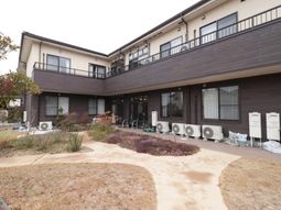 明るい建物の外観