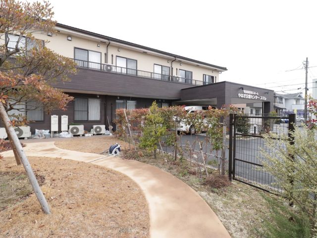 落ち着いた色合いの外観 外観 落ち着いた色合いの建物が、優しい雰囲気を醸し出しており、訪れる人々を温かく迎えてくれます。緑豊かな環境も魅力の一つです。