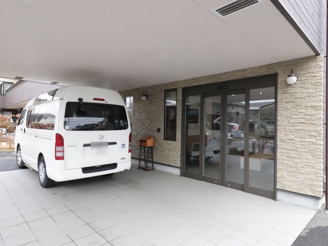 エントランスと駐車スペース 入口 広々としたエントランスには、車椅子の方も楽々通れる自動ドアが備わっており、快適な出迎えができる仕組みになっています。