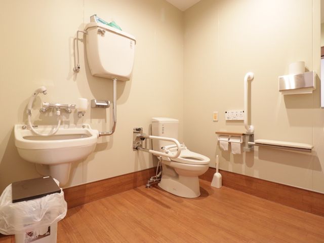 バリアフリー設計のトイレ トイレ 安全で使いやすいトイレは、手すりや緊急呼び出しボタンが完備されており、自立支援を考慮した作りとなっています。